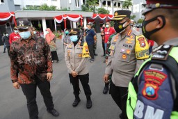 Kapolres Tanjung Perak Hadiri Apel Kesiapan Pengamanan Malam Tahun Baru di Balai Kota Surabaya