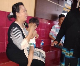 Kapolsek Krembangan Serahkan Bocah Hilang ke Orangtuanya