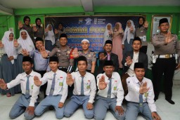 Kasat Lantas Polres Tanjung Perak Pantau Penilaian Lomba Ponirs di Ponpes Sunan Giri