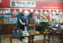 Polsek Kenjeran Berikan Bantuan Perlengkapan Penanganan Covid-19 Kepada Pengurus KTS Kelurahan Bulak