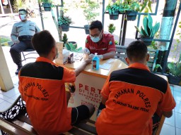 Urkes Bag Sumda Polres Tanjung Perak Lakukan Rapid Tes Untuk Tahanan