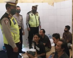 Polsek Asemrowo Lakukan Pemeriksaan Rutin Tahanan, Antisipasi Penyelundupan Barang Terlarang