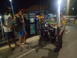 Babinkamtibmas Takal Kedinding Sampaikan Pesan Positif Ke Remaja Untuk Tidak Keluyuran Malam Hari