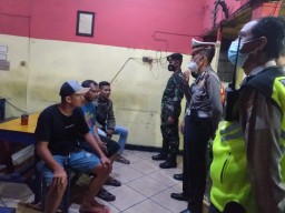 Polsek Krembangan Bersama Koramil Lakukan Razia Jam Malam di Warkop-Warkop