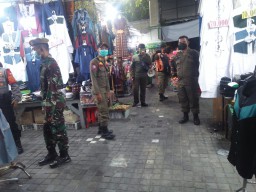 Polsek Semampir Gelar Operasi Jam Malam Bersama Personil Gabungan, Sasar Warung & PKL