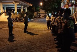 Personil Polsek Kenjeran Lakukan Pengamanan Logistik Pilwali di PPK