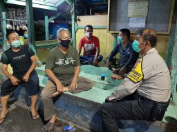Babinkamtibmas Perak Timur Sambang Pos Kamling, Sampaikan Pesan Kamtibmas