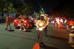 Hari Terakhir Pelaksanaan Operasi Ketupat Semeru 2021, Polsek Asemrowo Terus Lakukan Penyekatan