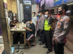 Polsek Krembangan Sasar Warung-Warung di Jalan Tambak Asri & Jalan Demak Dalam Rangka Operasi Jam Malam