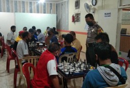 Babinkamtibmas Takal Kedinding Pantau Penerapan Protokol Kesehatan di Pertandingan Catur
