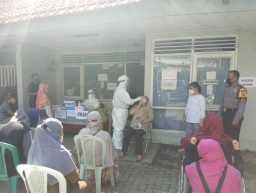 Babinkamtibmas Sidotopo Wetan Kawal Pelaksanaan Swab Tes PCR