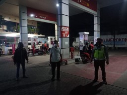 Polsek Semampir Lakukan Patroli Malam di SPBU, Sampaikan Himbauan Untuk Waspada Uang Palsu
