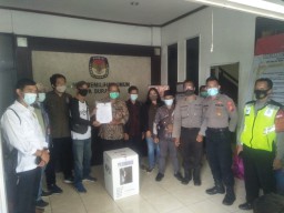 Polsek Krembangan Kawal Pengiriman Surat Suara ke Kantor KPU