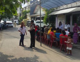 Babinkamtibmas Krembangan Utara PAM Bakti Sosial Pengobatan Gratis