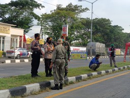 Polres Tanjung Perak Pastikan Penerapan Protokol Kesehatan Tetap Berjalan di Lokasi Swab Tes Antigen di Akses Tol Suramadu
