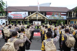 Kapolres Tanjung Perak Pimpin Apel Pergeseran Pasukan Untuk Pengamanan TPS