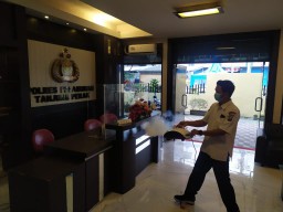 Urkes Polres Tanjung Perak Laksanakan Kegiatan Rutin Fogging Disinfektan Untuk Cegah Penyebaran Covid-19 di Mapolres