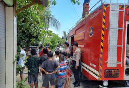 Polsek Asemrowo Kawal Penyemprotan Disinfektan di Pemukiman