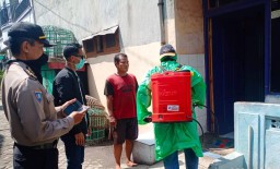 Panit Binmas Polsek Asemrowo Dampingi Penyemprotan Disinfektan