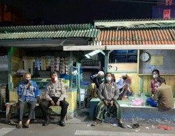 Sambang Perkampungan, Babinkamtibmas Perak Timur Sampaikan Pesan-Pesan Positif.