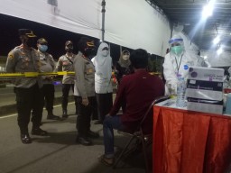Kapolres Tanjung Perak Dampingi Kunjungan Sidak Anggota Dewan, Pantau Penyekatan & Swab Tes di Suramadu