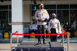 Kapolres Tanjung Perak Pimpin Apel Gelar Pasukan Operasi Patuh Semeru 2021 di Lapangan Parkir GSN