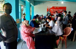 Polsek Semampir Kawal Vaksinasi di Lapangan Parkir Wisata Ampel