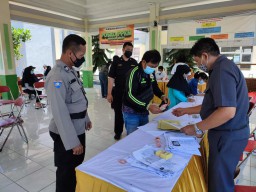 Polsek Kenjeran Kawal Pembagian BLT di Aula Kantor Kelurahan