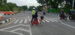 Unit Lantas Polsek Kenjeran Laksanakan Pengaturan Pagi, Cegah Kemacetan & Antisipasi Kecelakaan