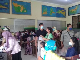 Polsek Semampir Gelar Pengamanan Vaksinasi di Wonokusumo