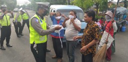 Polsek Asemrowo Bagi-Bagi Masker Kepada Masyarakat di Jalan Dupak Rukun