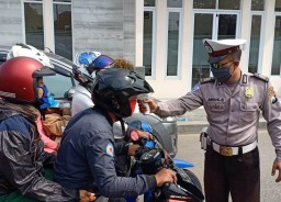 Personil Pospam Check Point Polres Tanjung Perak Lakukan Penyekatan Kendaraan