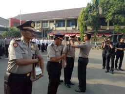 Kapolres Tanjung Perak Pimpin Upacara Pelepasan Purna Tugas