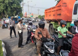 Kanit Lantas Polsek Asemrowo Sosialisasikan Tertib Berlalu Lintas