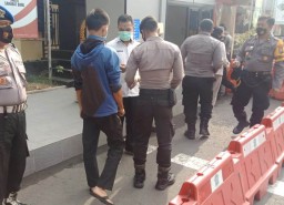 Urkes Bag Sumda Polres Tanjung Perak Lakukan Cek Suhu Badan, Cegah Penyebaran Covid-19 di Mako