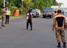Polsek Asemrowo Laksanakan Penyekatan Bersama Satpol PP & Dishub di Dupak Rukun