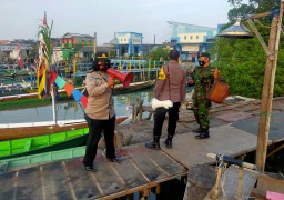Cegah Penyebaran Covid-19, Polsek Asemrowo Sampaikan Himbauan Kepada Nelayan Untuk Tidak Mengadakan Ritual Sedekah Laut