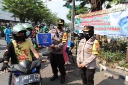 Kapolres Tanjung Perak Pantau Vaksinasi & Bagi Sembako Untuk Pekerja Ojol