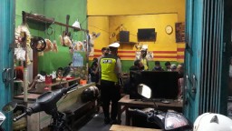 Sasar Warung-Warung, Polsek Asemrowo Laksanakan Operasi Jam Malam Diikuti Penertiban Masker