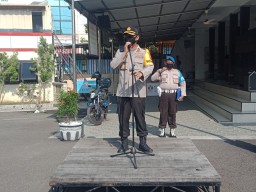 Wakapolres Tanjung Perak Pimpin Apel Pagi, Ingatkan Personil Untuk Tetap Gunakan APD