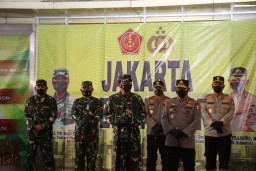 Pantau Prokes Panglima TNI & Kapolri Bagikan Masker di Tanah Abang