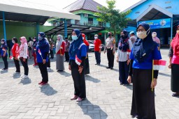 Kapolres Jombang Bersama Buruh Kibarkan Bendera Merah Putih Sebagai Simbol Lawan Corona