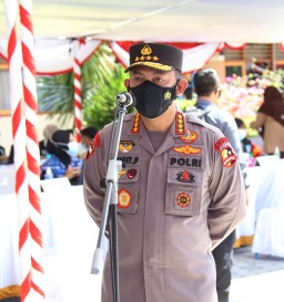Tinjau Vaksinasi Serentak 10 Titik di NTB, Kapolri Harap Target Pemerintah Segera Terwujud
