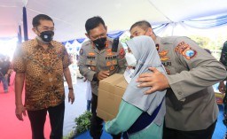 Wakapolda Jatim Bagikan Sembako On The Spot di Kota Pahlawan