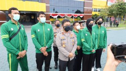 Kapolda Jatim Selaku Ketua Umum Pengurus Provinsi PBVSI Jatim Melepas Kontingen Voli PON XX 2021 Papua