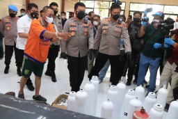 Polda Jatim Bongkar Penjualan Tabung Oksigen Palsu di Surabaya