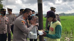 Jumat Berkah, Kapolresta Banyuwangi Datangi Masyarakat Pinggiran Bagikan Makanan