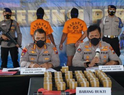 Ditpolairud Polda Jatim Ringkus Dua Tersangka Penjual dan Pembeli Bom Ikan