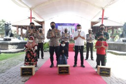 Polda Jatim Berikan Beasiswa dan Pengangkatan Orangtua Asuh Kepada 7.044 Anak Korban Covid