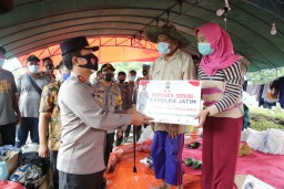 Kapolda Jatim Tinjau Posko Kesehatan di Jombang, Serta Berikan Bantuan Sosial ke Korban Banjir